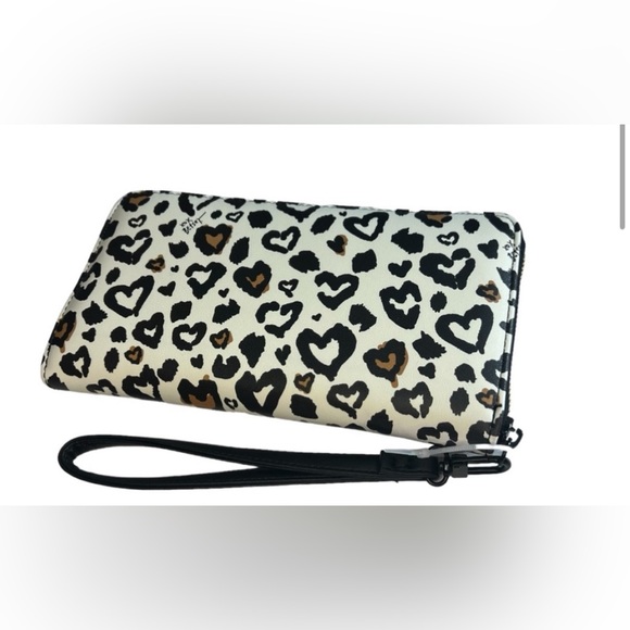 Betsey Johnson Leopard Heart Print Large
Zip Around Wallet Wristlet NWOT - Picture 2 of 4